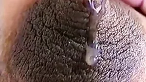 රළු BDSM dom ඔහුගේ තඩි කුකුළා සමඟ උප පුසිය විනාශ කරයි