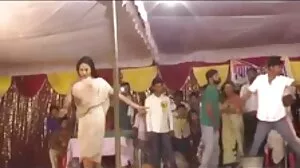 තරුණ ලැටිනා Sally Squirt දැවැන්ත ඩික් ඇති පුද්ගලයා විසින් පහතට ඇද දමනු ලැබේ