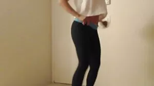 නපුරු ආධුනික බැල්ලිය පාද අතුල්ලයි