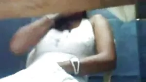 අමතර කුඩා යොවුන් වියේ පසුවන කයිලි රෝස් විශාල කළු පැහැති තොප්පියක් ගනී