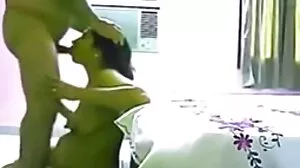 වයසක නැනී සරාගී කෙල්ල ත්‍රිඅම් එකේ කෙලවෙනවා