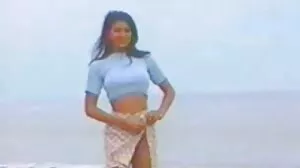 රන්වන් රුසියන් ගැහැණු ළමයෙක් පුසි සමඟ සෙල්ලම් කරයි