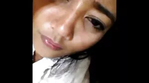 සුළු මව ලෝරන් පික්සි තම සුළු දියණියන්ගේ පුකේ ලෙවකන විට නිලධාරීන්ට පහර දෙයි