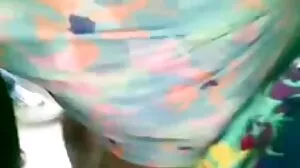 උණුසුම් brunette ලෙස්බියන් නාන තටාකයේ ලෙවකමින්