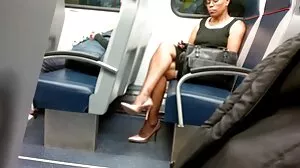Nubian milf තරුණ යුවලකට මගුල කරන ආකාරය උගන්වයි