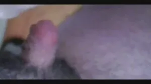 සාදයේ යෞවන යෞවනියන් එළවළු අනුභව කරති