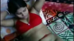 නව යොවුන් යුවළ MILF Tara Holiday සමඟ කෙලෙසති