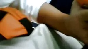 කැමරාවේ කුඩා බූබ් සහිත කුඩා brunette