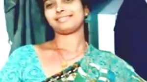නාන තටාකයක නිරුවත් සරාගී Brunette