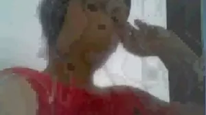 පොෂ් මිල්ෆ්ස් එක කුකුළා පදිද්දී සිප ගනී