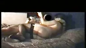 ස්වභාවික පපුවේ රතු හිස ඇඳේ වැදී ඇත