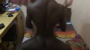 කුඩා ජපන් බබෙක් වාචිකව හා ඇඟිලි ගනිමින්