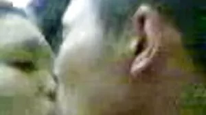 මගේ අස්සයා ලෙවකන අතරේ තදින් කෙඳිරිගානවා