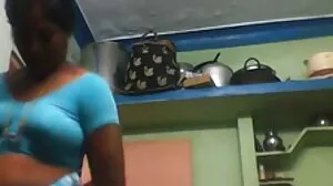 Hot blonde තම සැමියාට සහ පෙම්වතියට බෝට්ටුවකදී කෙලවයි